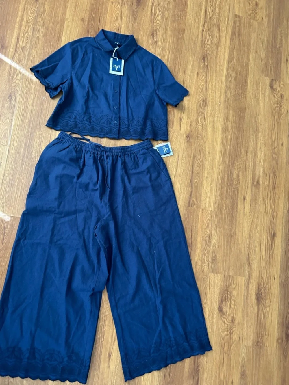 Roller Rabbit Navy Elastic Waist Wide Leg Pants and Scalloped Top - Picture 2 of 5
